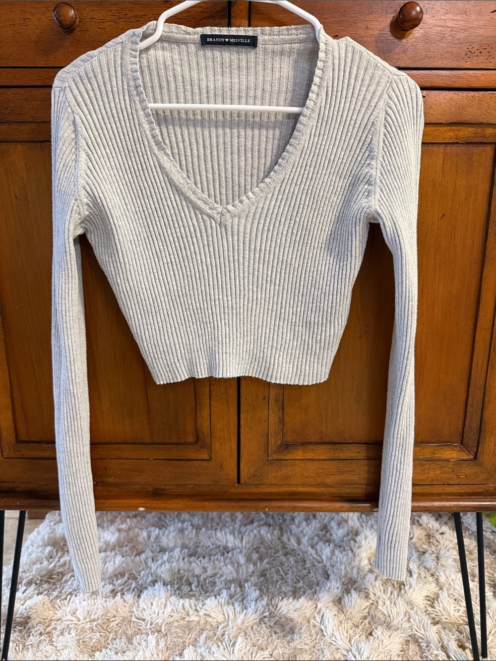 Brandy Melville Ribbed V-Neck Cropped Sweater - Cream